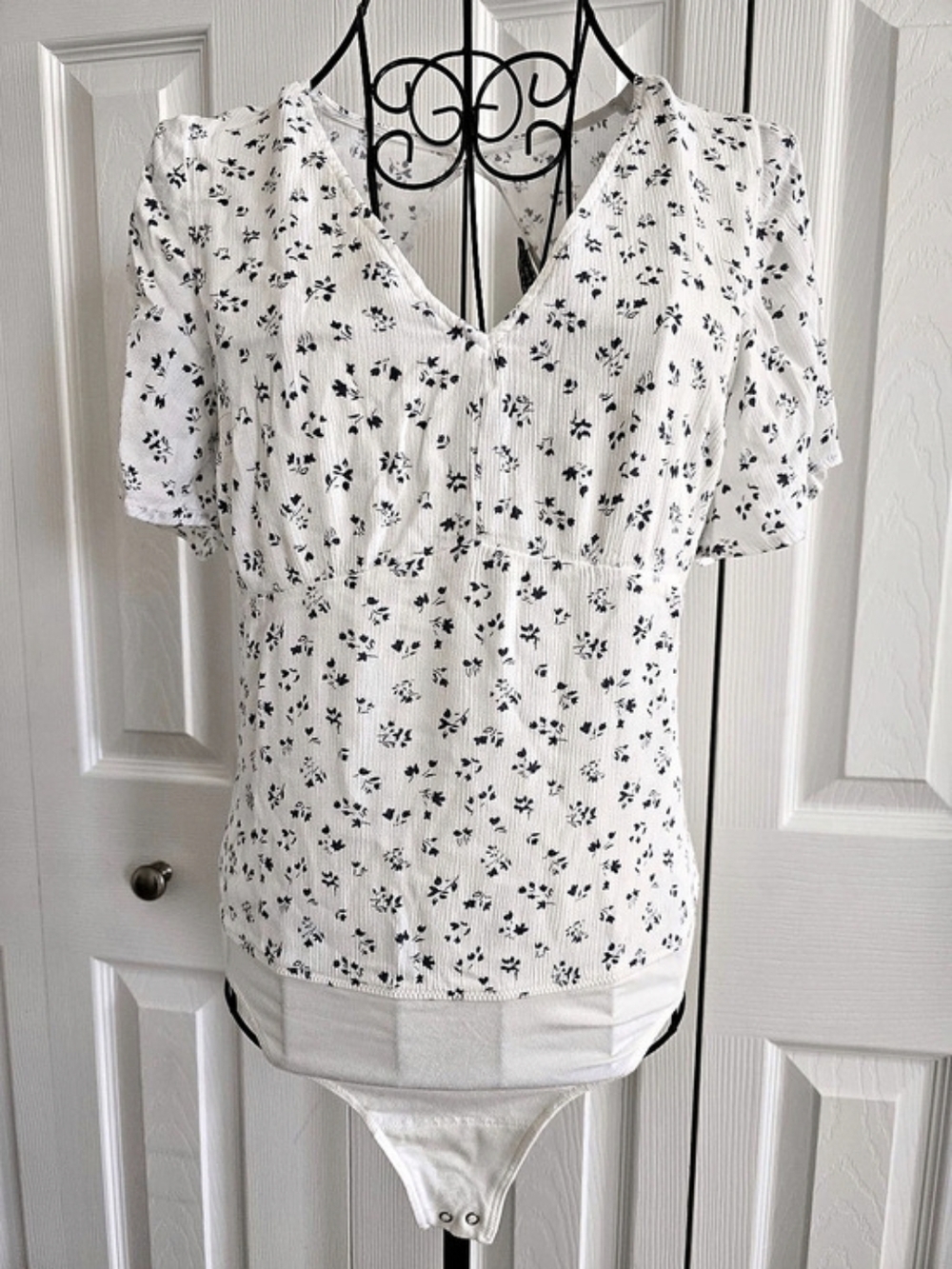 Abercrombie & Fitch Floral Stretchy V-Neck Bodysuit White & Grey Medium